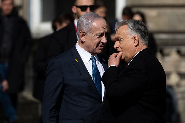 Netanjahu (l) und Orban (r) teilen viele politische Gemeinsamkeiten. - © Denes Erdos/AP/dpa