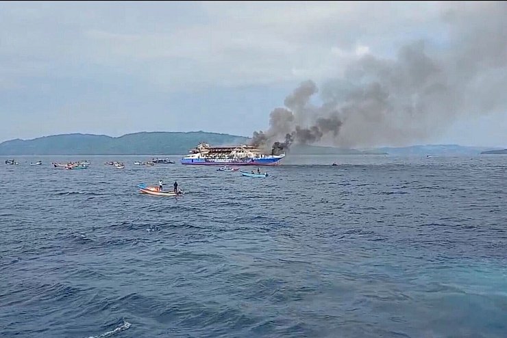 Auch viele Fischerboote eilten den Menschen zu Hilfe. - © BASARNAS/BASARNAS/AP/dpa