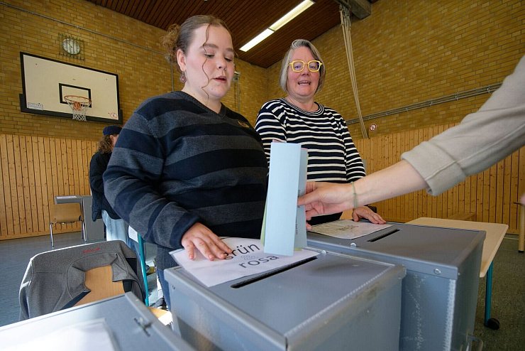 Kölns jüngste Wahlhelferin ist 16, der älteste Wahlhelfer 93 Jahre alt. - © Henning Kaiser/dpa