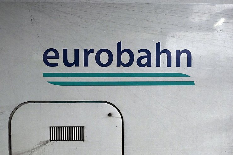 Das Logo der Eurobahn wird auch künftig an vielen Bahnhöfen zu sehen sein. - © Federico Gambarini/dpa