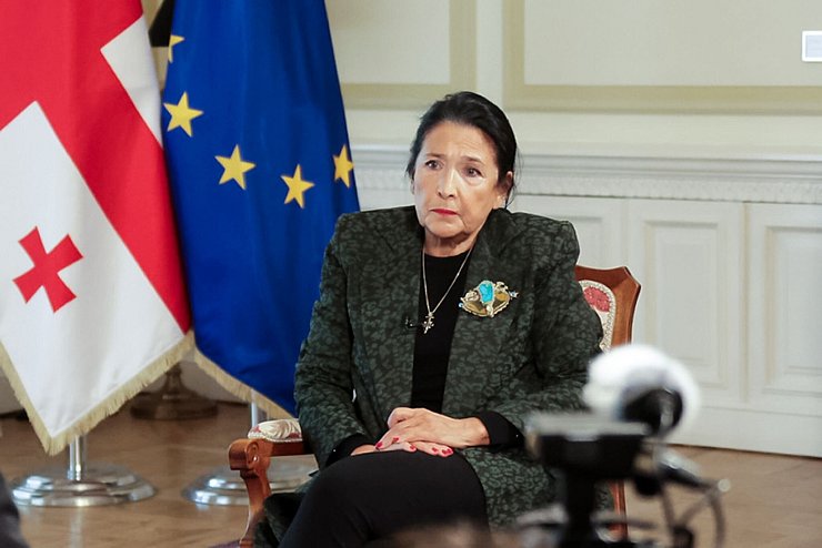 Präsidentin Surabischwili hat zu Protesten gegen das verkündete Wahlergebnis aufgerufen. - © Uncredited/Administration of the President of Georgia/AP/dpa