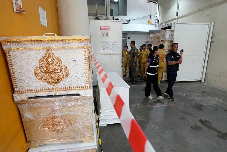 Die Leichen mussten zunächst noch identifiziert werden. - © Sakchai Lalit/AP