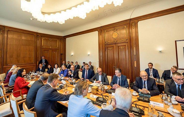 Im Tagungsraum galt Handyverbot. - © Michael Kappeler/dpa-pool/dpa