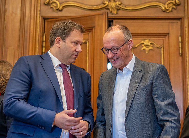 Heller Anzug, keine Krawatte: Der Kanzler überrascht bei der Kabinettsklausur mit neuem Outfit. - © Michael Kappeler/dpa-pool/dpa