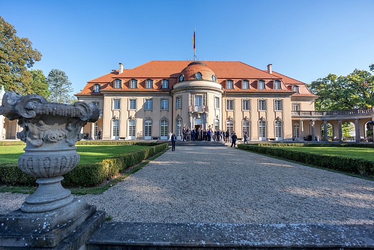Der neue Tagungsort ist in Berlin. - © Michael Kappeler/dpa-pool/dpa