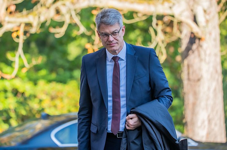 Schockmoment bei der Klausur: Der Verkehrsminister muss ins Krankenhaus. - © Michael Kappeler/dpa