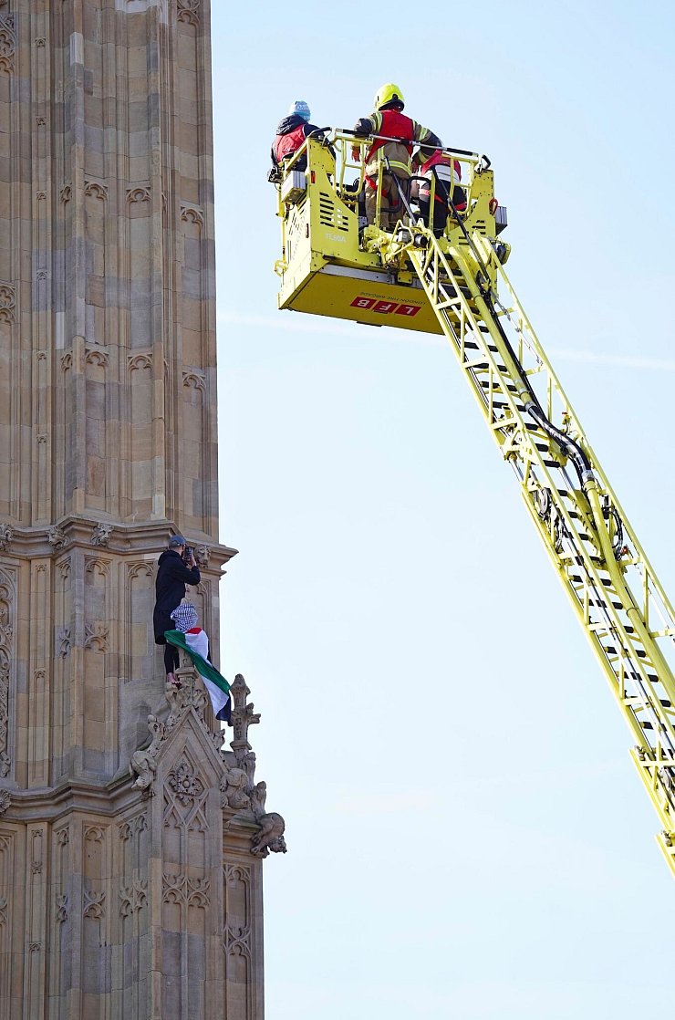 Großeinsatz in London: Ein Mann ist auf den Turm mit der Glocke Big Ben geklettert. - © James Manning/PA/AP/dpa
