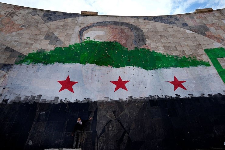 Syriens neue Führung bemüht sich um eine Annäherung an die internationale Staatengemeinschaft. - © Hussein Malla/AP/dpa
