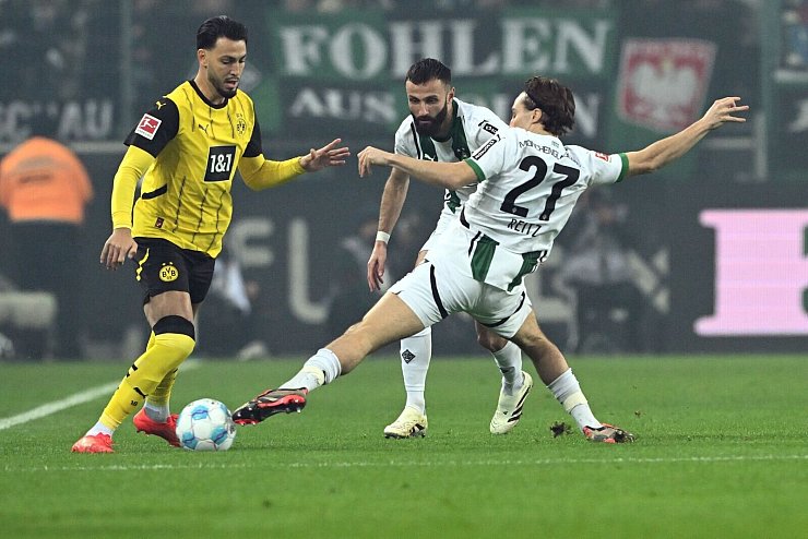 Auch Ramy Bensebaini unterlief ein vermeintlich elfmeterwürdiges Foul - © Federico Gambarini/dpa
