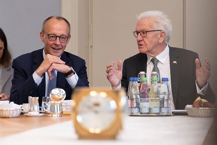 Kretschmann kommt mit Merz deutlich besser klar als mit seinem Vorgänger Olaf Scholz (SPD). - © Marijan Murat/dpa POOL/dpa