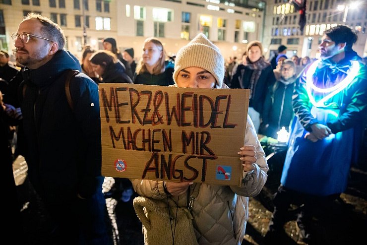 Am Vorabend der Abstimmungen im Bundestag fand in Berlin eine Kundgebung gegen die AfD und die Asylpolitik von CDU/CSU statt. - © Christoph Soeder/dpa
