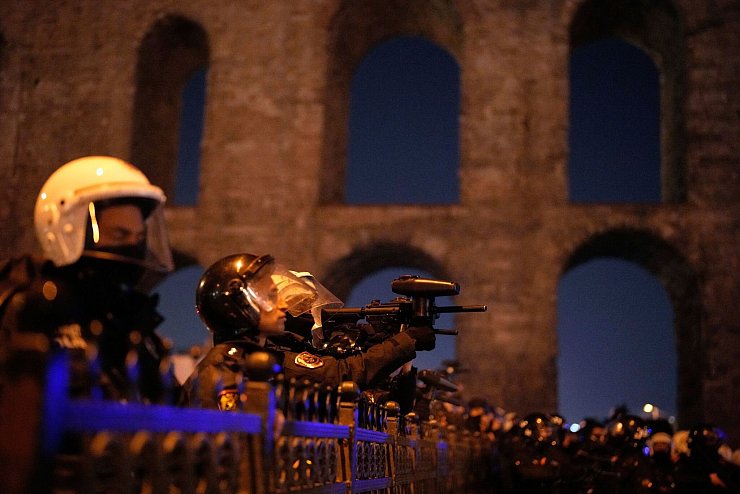 Die Polizei schießt mit Gummigeschossen auf Demonstranten. - © Emrah Gurel/AP/dpa
