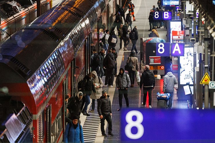 Mit dem Ticket kann man bundesweit im Nah- und Regionalverkehr fahren. - © Lando Hass/dpa