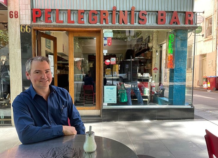 David Malaspina vor seinem Café in Melbourne. - © Michelle Ostwald/dpa