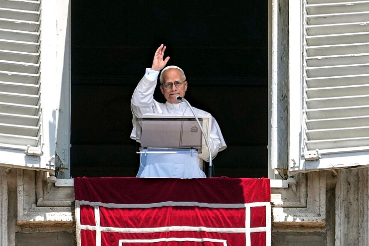 Vor dem Abschied in den Urlaub erteilte Leo XIV. den Gläubigen auf dem Petersplatz noch den Segen. - © Andrew Medichini/AP/dpa