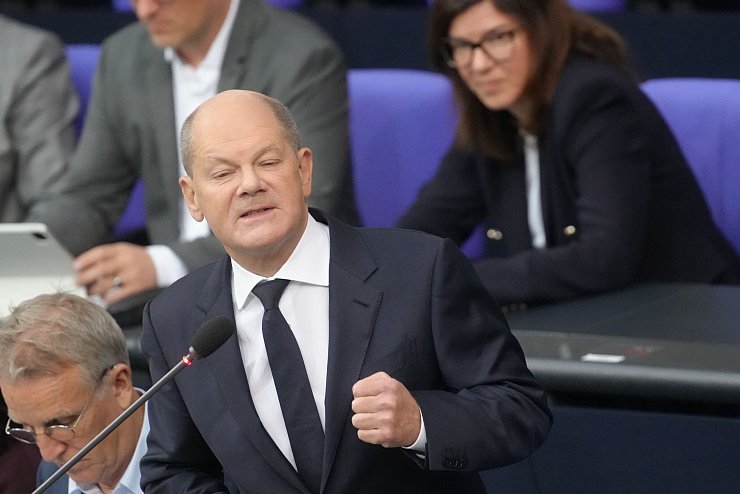 Kanzler Olaf Scholz betont, dass der Bund den Bau von Batteriefabriken auch weiter fördern werde. - © Kay Nietfeld/dpa