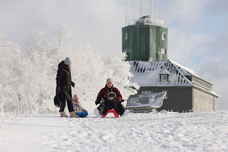Bereits am vergangenen Wochenende reichte die Schneedecke vielerorts für eine kleine Rutschpartie - hier am Kahlen Asten (Archivbild) - © Rene Traut/dpa