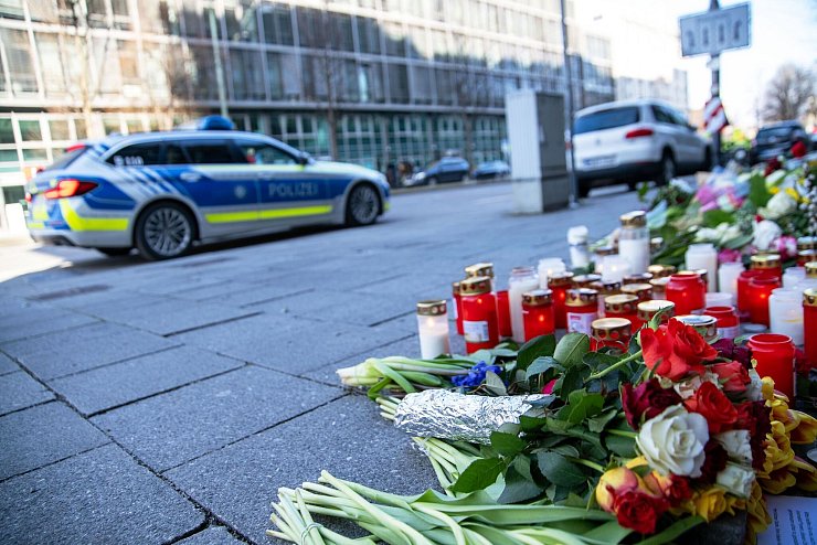 Nach dem Anschlag haben Menschen Blumen niedergelegt und Kerzen aufgestellt. (Archivbild) - © Pia Bayer/dpa