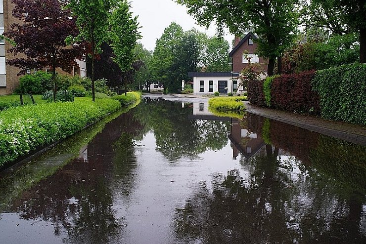 Zahlreiche Straßen wie hier in Hille und Keller wurden überschwemmt. - © FOTO: ENGELAGE
