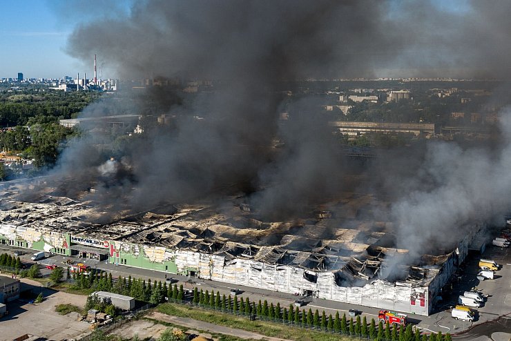 Im Mai 2024 stand ein Einkaufszentrum in Warschau in Flammen. Litauische Ermittler sehen jetzt Verbindungen zwischen festgenommenen Tatverdächtigen und Brandanschlägen in Polen. (Archivbild) - © Leszek Szymanski/PAP/dpa