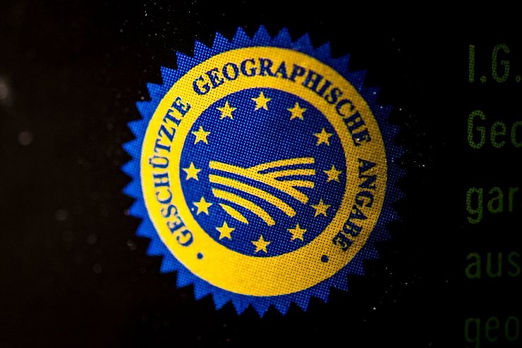 Trägt ein Käse das Siegel «Geschützte geografische Angabe», hat mindestens eine Produktionsstufe in einem bestimmten geografischen Gebiet stattgefunden. - © Sina Schuldt/dpa
