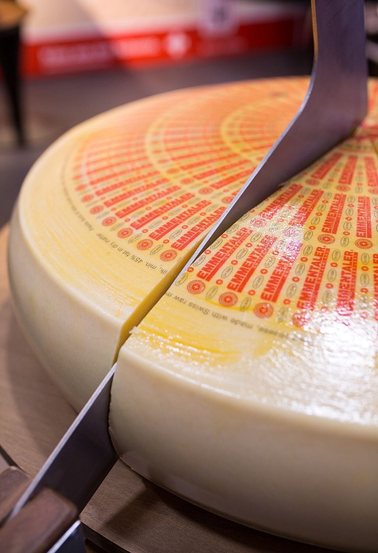 Emmentaler Käse muss nicht aus dem Schweizer Emmental kommen. Denn der Name ist in der EU ein Gattungsbegriff und keine geschützte Bezeichnung. - © Florian Schuh/dpa-tmn