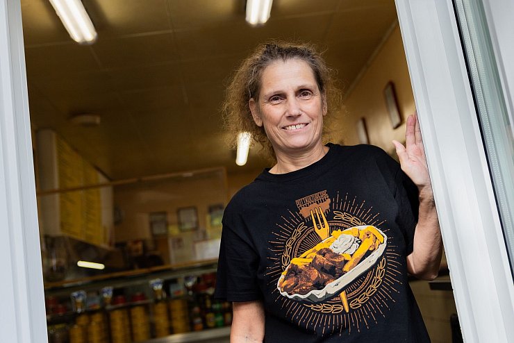 «Die beste Currywurst gibt\'s hier nicht. Hier gibt\'s die Erfinder-Currywurst», sagt Enkelin Iris Tauber. - © Rolf Vennenbernd/dpa