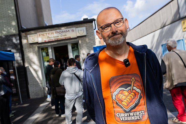 Autor Gregor Lauenburger ist sicher: Peter Hildebrand - genannt Peter Pomm - hat als erster die Currywurst serviert. - © Rolf Vennenbernd/dpa