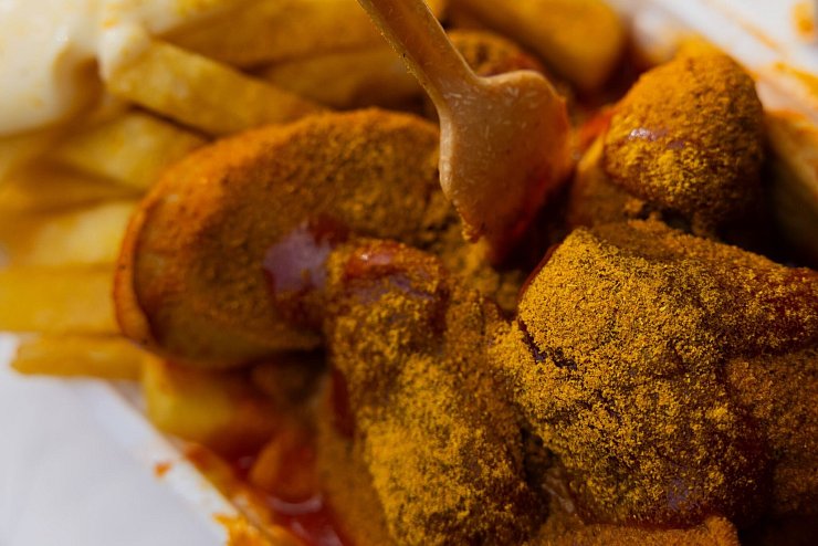 Wurst, Tomatensauce, englisches Curry: In «Peter Pomm\'s Pusztetten-Stube» wird Currywurst immer noch genauso zubereitet wie vor fast 90 Jahren. - © Rolf Vennenbernd/dpa