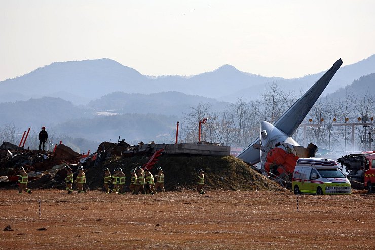 Experten sehen die mit Erde aufgeschüttete Mauer am Ende als Grund für das katastrophale Ausmaß des Unglücks. - © YONHAP/dpa