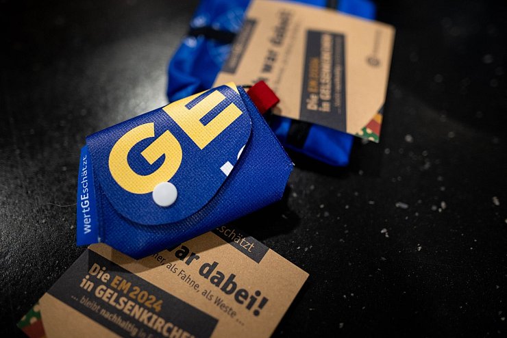 Ein zweites Leben für EM-Banner und Fahnen: In Gelsenkirchen werden gut vier Monate nach Ende der Fußball-EM jetzt Upcycling-Produkte im Euro-Look verkauft - für einen guten Zweck. - © Fabian Strauch/dpa