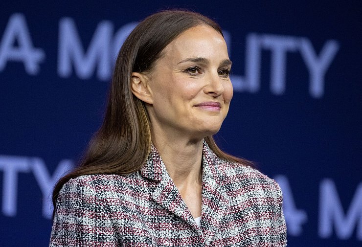 Schauspielerin Natalie Portman auf der Automobil-Aussstellung IAA. - © Sven Hoppe/dpa