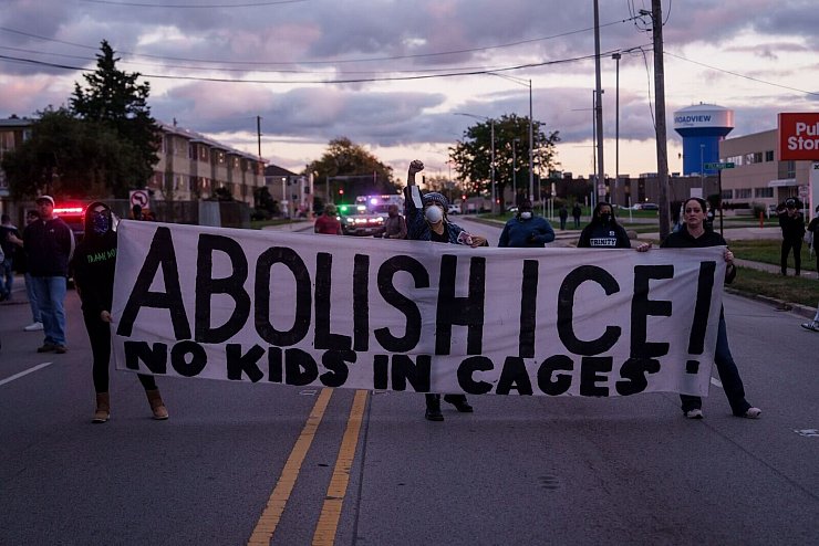 In dem Vorort von Chicago wird seit Wochen gegen das Vorgehen der Einwanderungsbehörde ICE protestiert. (Archivbild) - © Adam Gray/AP/dpa