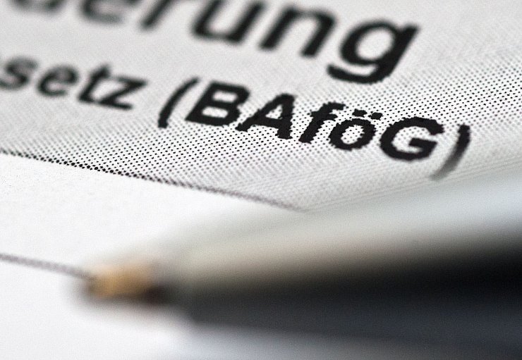 Bafög-Empfänger bekommen mehr Geld aufs Konto. (Archivbild) - © Andrea Warnecke/dpa-tmn/dpa