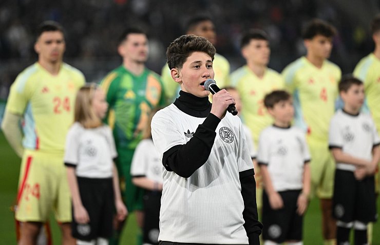 Der 13-jährige Alwin sang die deutsche Hymne. - © Arne Dedert/dpa