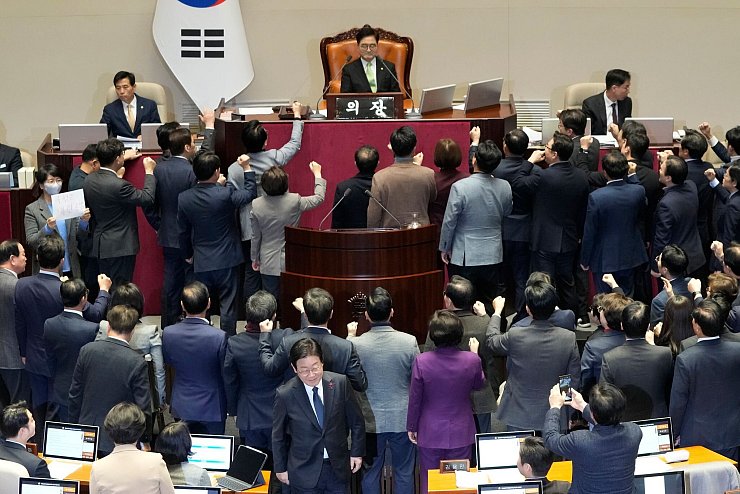 Das Parlament hat für die Amtsenthebung des amtierenden Präsidenten Han Duck Soo gestimmt. - © Ahn Young-joon/AP/dpa
