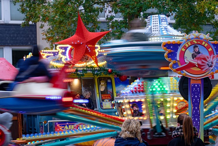 Der Weihnachtsmarkt startete als einer der ersten bundesweit. - © Henning Kaiser/dpa