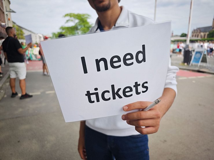L&auml;ngst nicht alle Ticketw&uuml;nsche haben sich erf&uuml;llt, entsprechend suchen Fans noch M&ouml;glichkeiten, doch in die Arenen zu kommen. - &copy; Frank Rumpenhorst/dpa