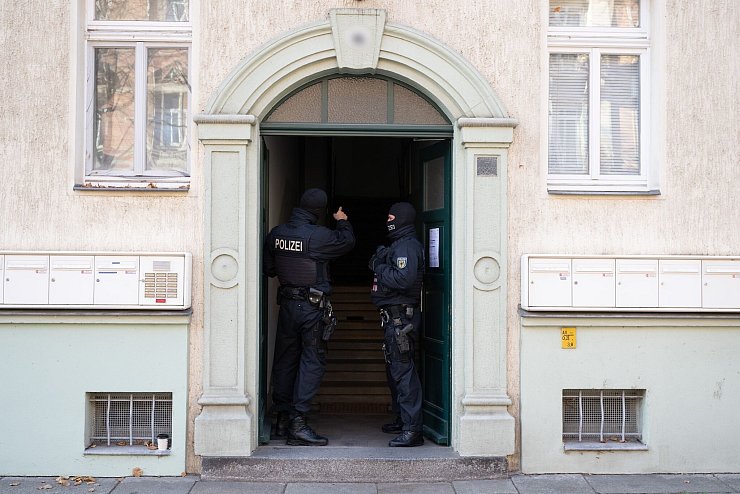 Mehr als 450 Einsatzkräfte sind allein in Deutschland an der Razzia beteiligt. - © Sebastian Kahnert/dpa