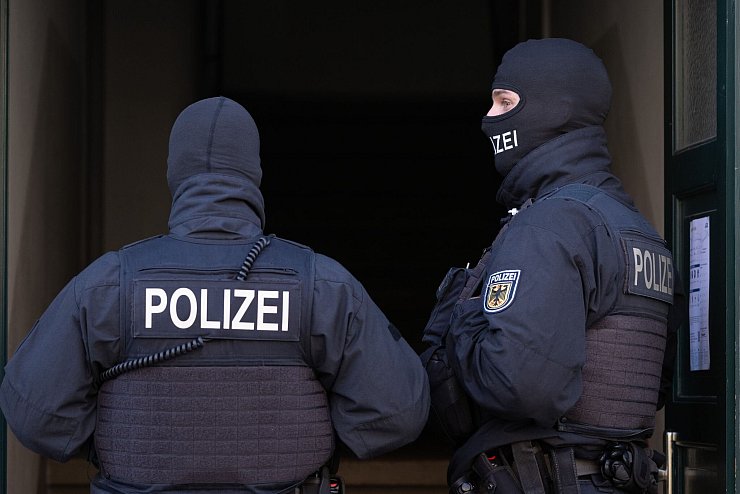 Acht Männer wurden festgenommen. - © Sebastian Kahnert/dpa