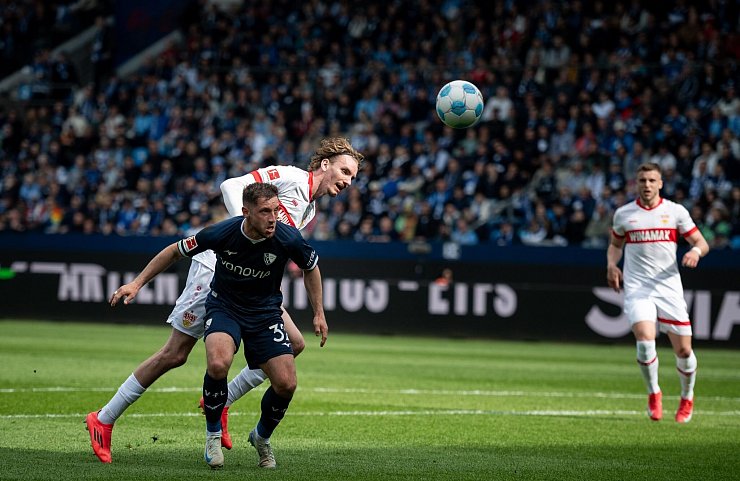 Nick Woltemade setzte sich einmal mehr im Kopfballduell durch. - © Fabian Strauch/dpa