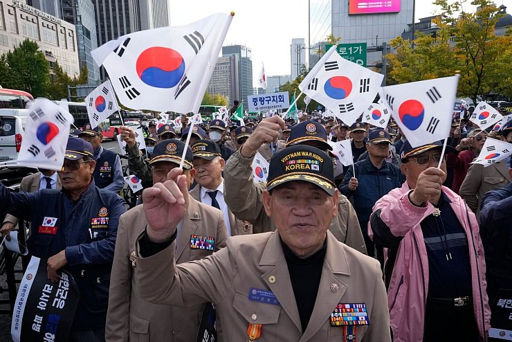 In Seoul protestieren Veteranen gegen die Stationierung nordkoreanischer Truppen in Russland. (Archivbild) - © Ahn Young-joon/AP/dpa