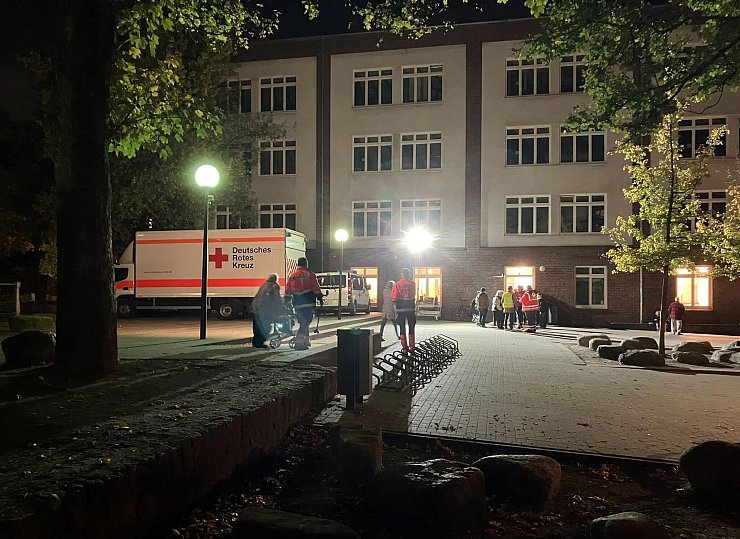Auch das Deutsche Rote Kreuz war im Einsatz. - © Benjamin Haller/dpa