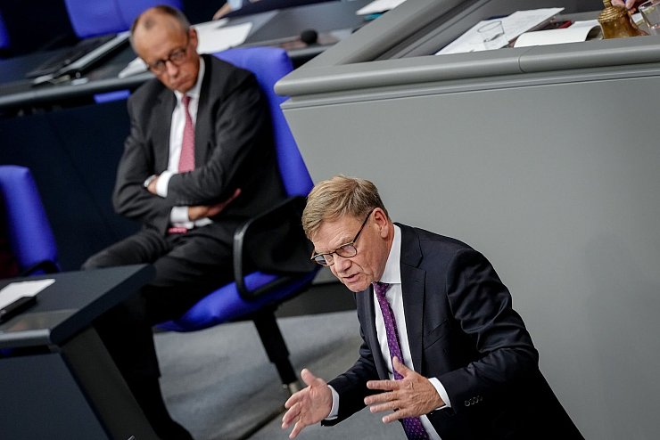 Auf den Wirbel um die Syrien-Äußerungen seines Außenministers Johann Wadephul hätte Kanzler Friedrich Merz (beide CDU) wohl gerne verzichtet. - © Kay Nietfeld/dpa