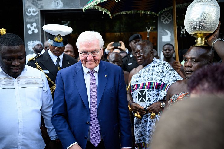 Bundespräsident Frank-Walter Steinmeier stellt sich in Ghana ausdrücklich hinter Außenminister Johann Wadephul (CDU). - © Bernd von Jutrczenka/dpa