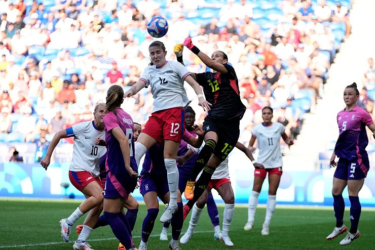 Geballte Offensivkraft gegen DFB-Torh&uuml;terin Ann-Katrin Berger - &copy; Silvia Izquierdo/AP