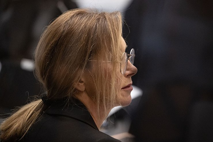 Die Mutter des getöteten Polizisten Rouven Laur, Petra Laur, war beim Prozessauftakt. - © Marijan Murat/dpa