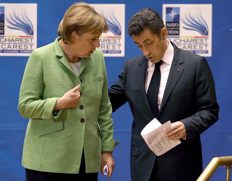 NATO-Gipfel 2008 in Bukarest - Merkel mit Frankreichs Präsident Sarkozy. (Archivbild) - © Robert Ghement/epa/dpa