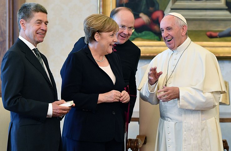 Der Papst gab Merkel einen Ratschlag für den Umgang mit Trump mit. (Archivbild) - © Ettore Ferrari/ANSA Pool/AP/dpa