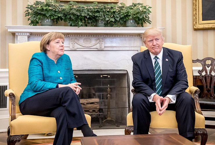 Gespräch im Oval Office vor der eher kontroversen Pressekonferenz. (Archivbild) - © picture alliance / Michael Kappeler/dpa